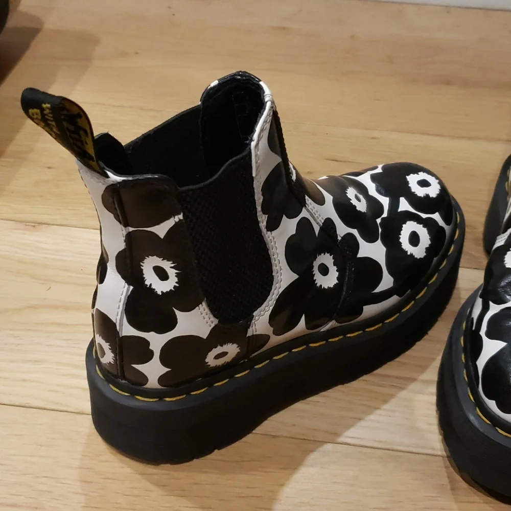 Floral handpainted Dr Martens boots - Picture 3 of 12
